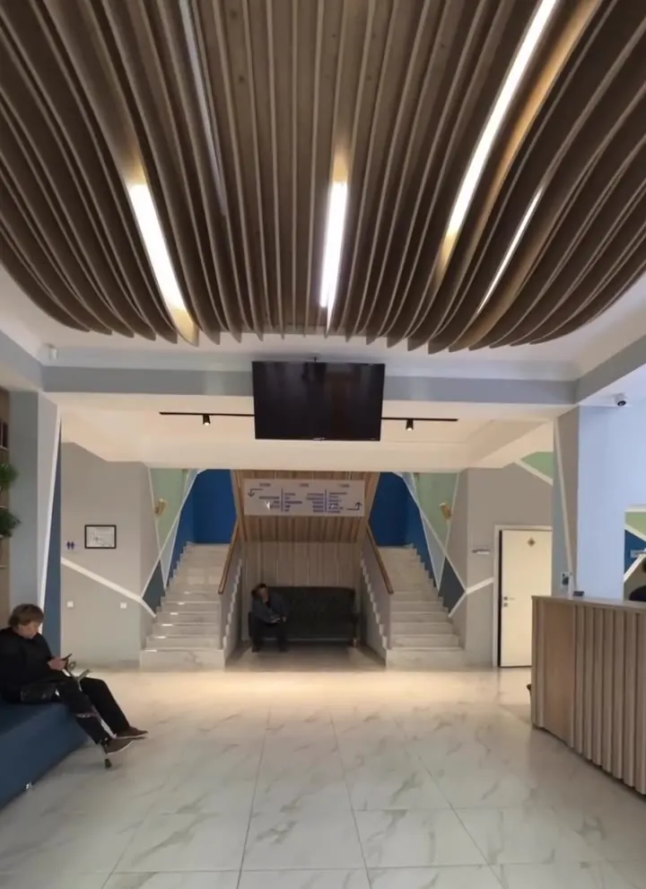 Холл клиники ISSAYEV CLINIC в Шымкенте